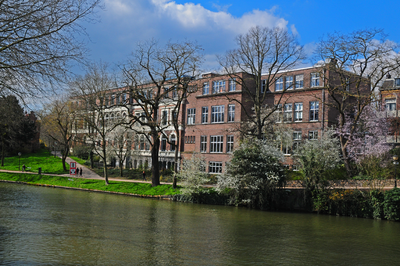 900127 Gezicht op de achterzijde van het Physisch Laboratorium (Bijlhouwerstraat 8) te Utrecht.